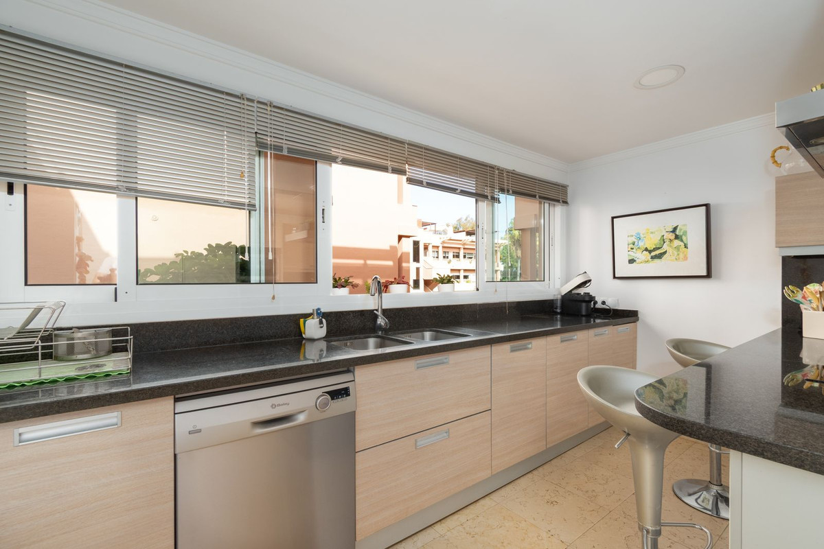Commercieel te koop in Nueva Andalucía | 3 slaapkamers H5484340