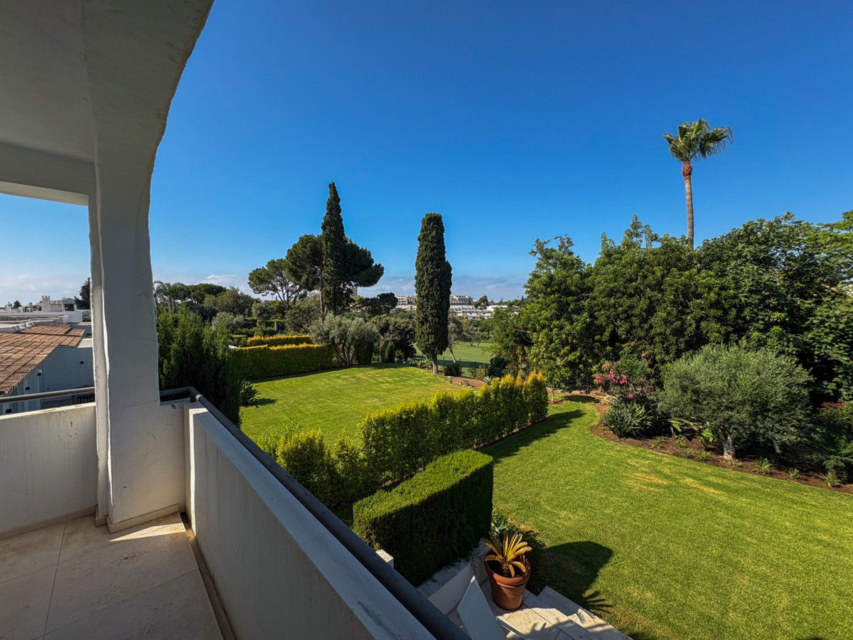 Commercieel te koop in Nueva Andalucía | 2 slaapkamers H5486782
