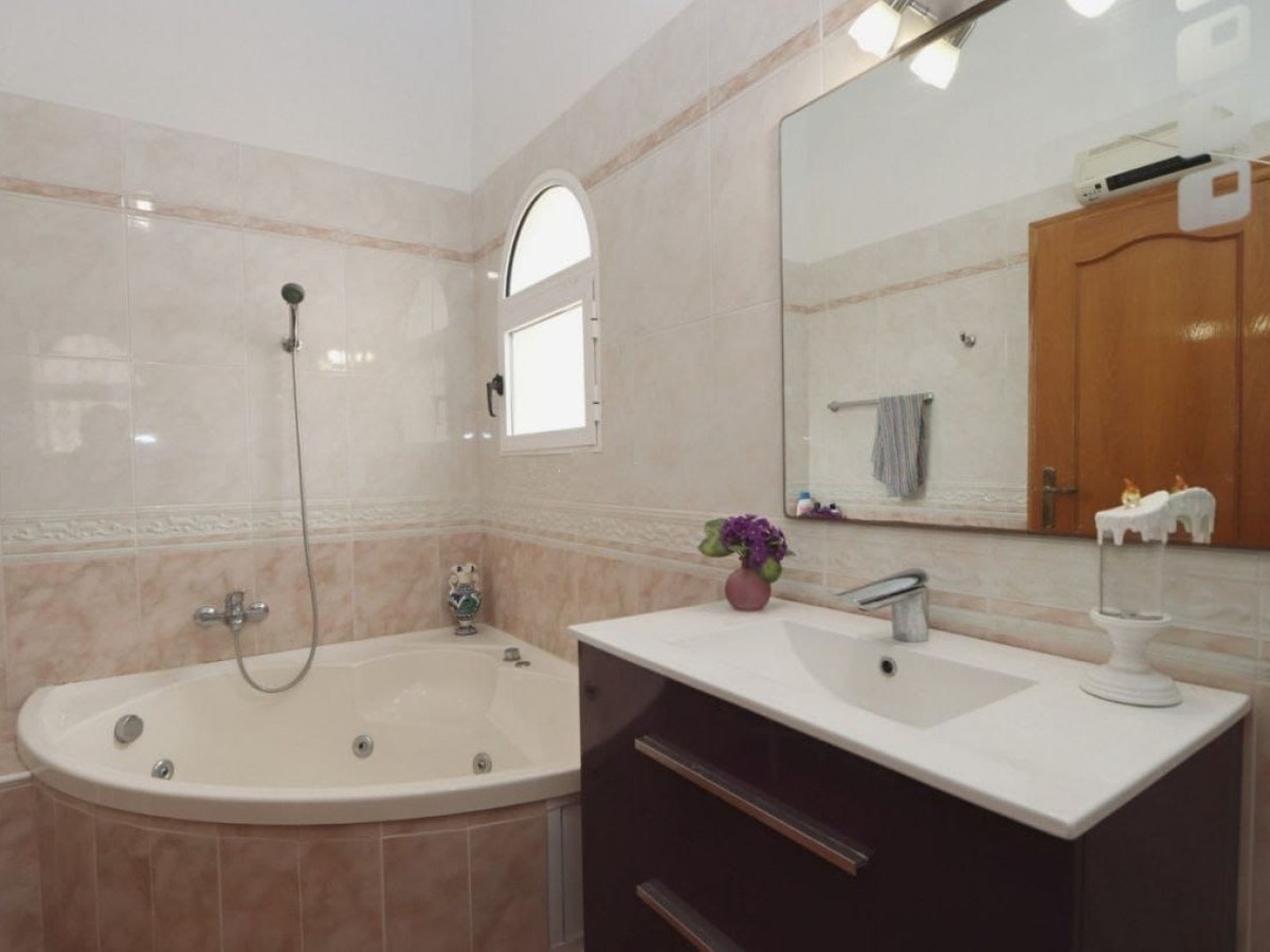 Huis te koop in Playa Flamenca | 4 slaapkamers H5397133