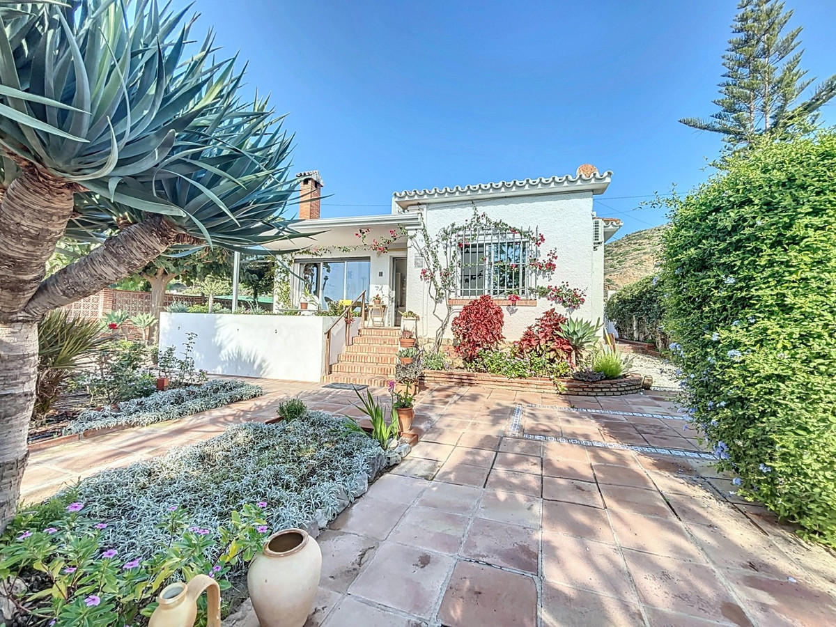 Detached Villa te koop in Almayate | 3 slaapkamers H4887367