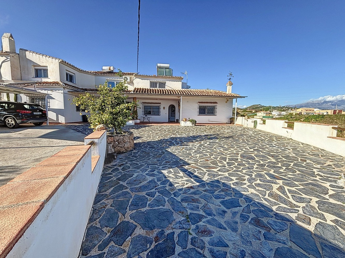 Detached Villa te koop in Almayate | 4 slaapkamers H4941757