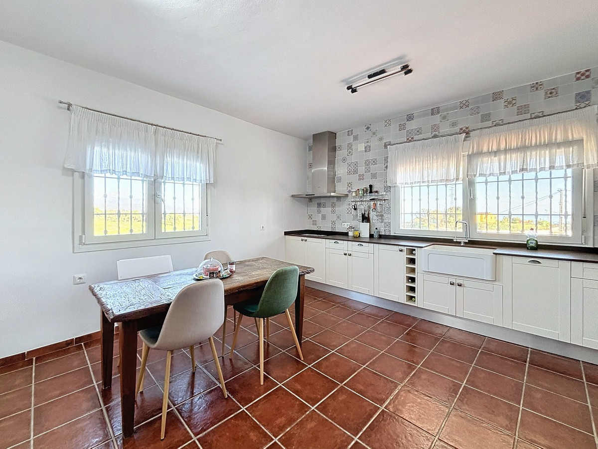 Detached Villa te koop in Almayate | 4 slaapkamers H4941757