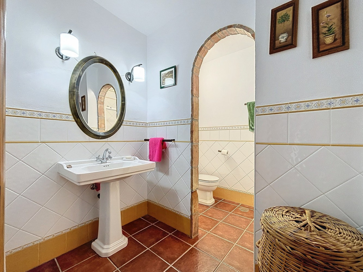 Detached Villa te koop in Almayate | 4 slaapkamers H4941757