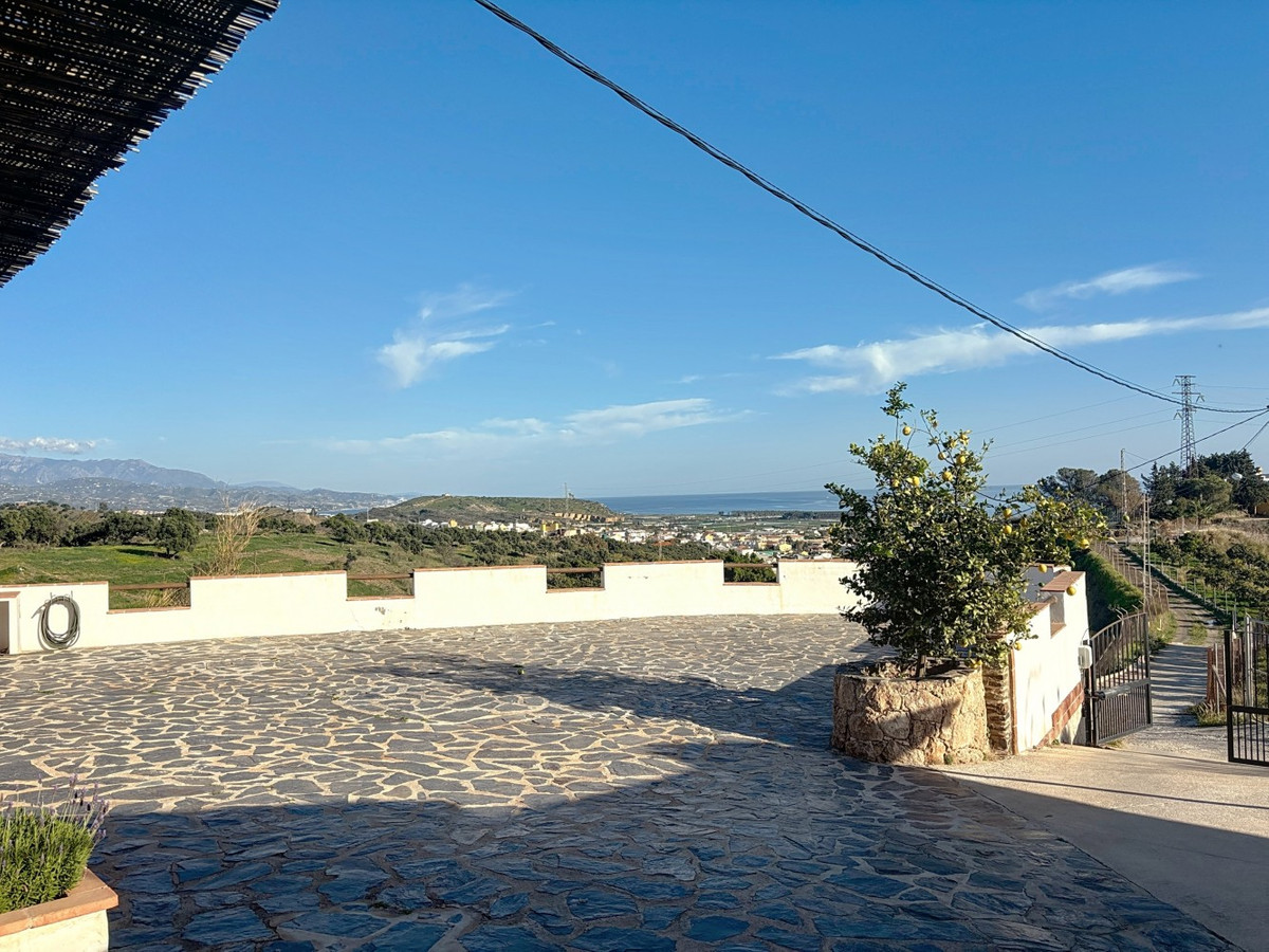 Detached Villa te koop in Almayate | 4 slaapkamers H4941757