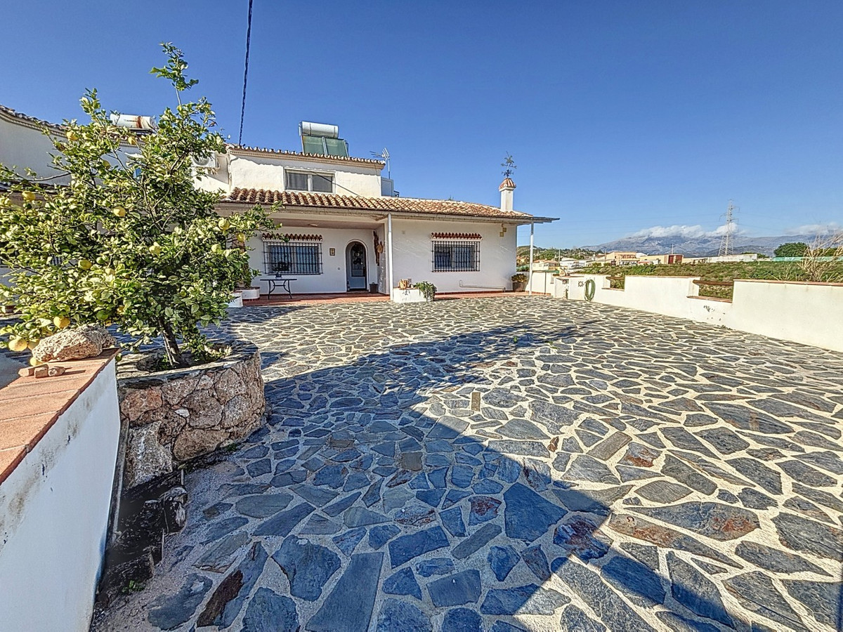 Detached Villa te koop in Almayate | 4 slaapkamers H4941757