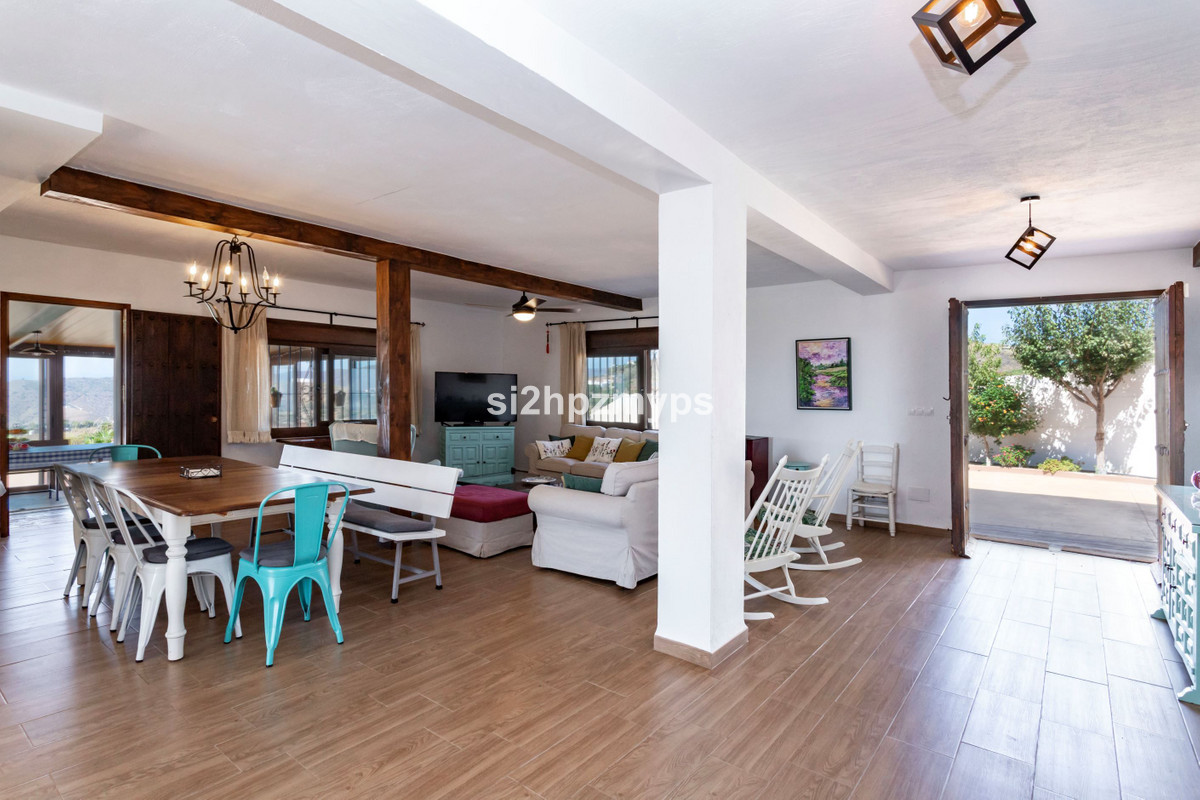 Detached Villa te koop in Almayate | 4 slaapkamers H4942015