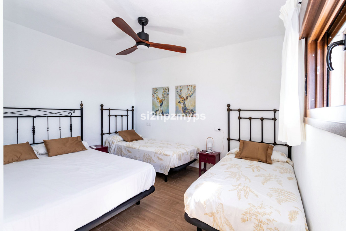 Detached Villa te koop in Almayate | 4 slaapkamers H4942015