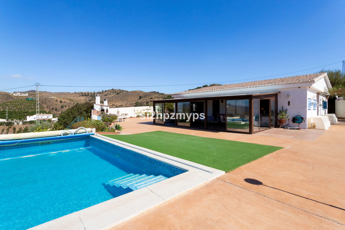 Detached Villa te koop in Almayate | 4 slaapkamers H4942015