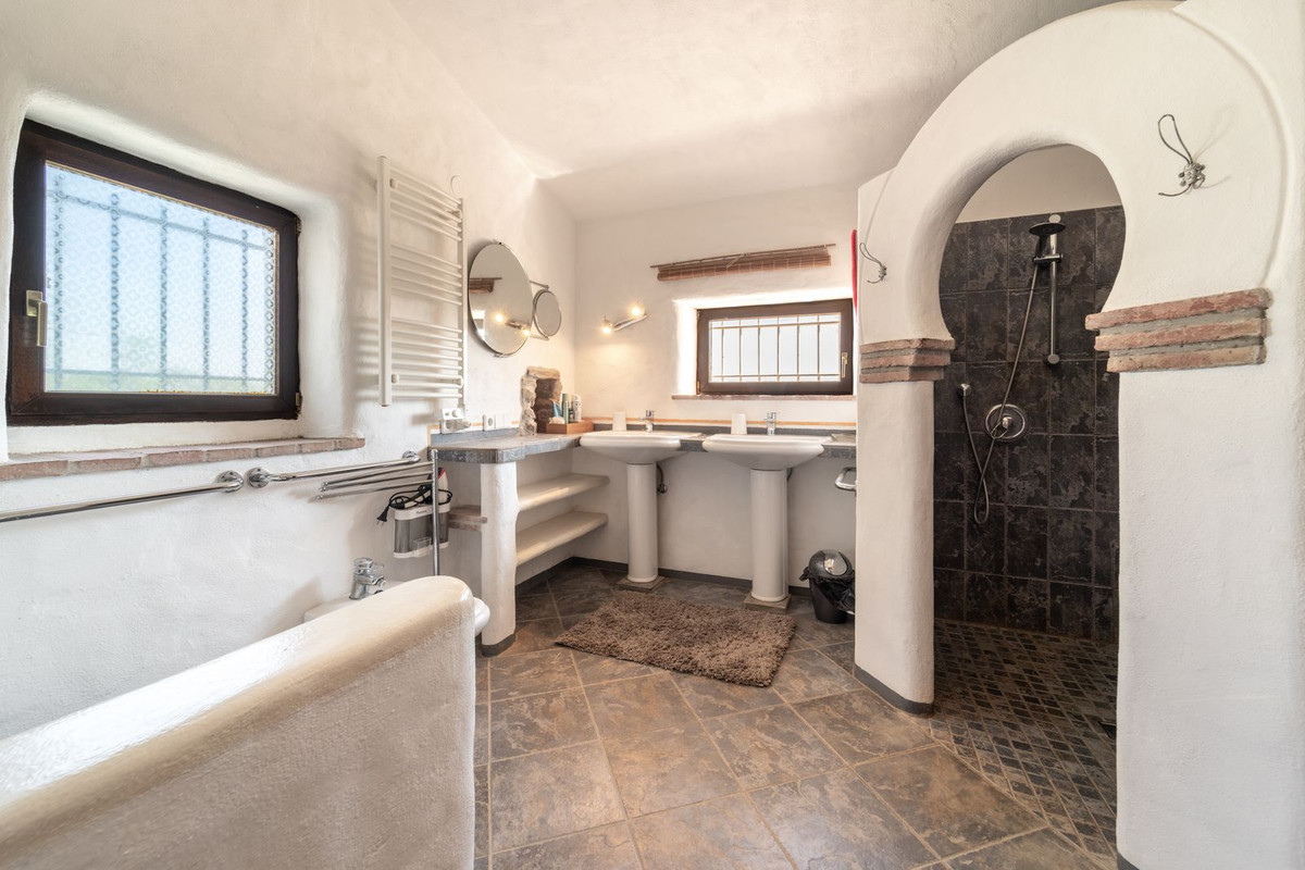 Finca - Cortijo te koop in Almayate | 5 slaapkamers H5108566
