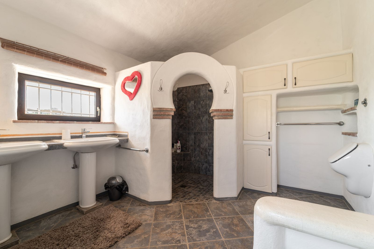Finca - Cortijo te koop in Almayate | 5 slaapkamers H5108566