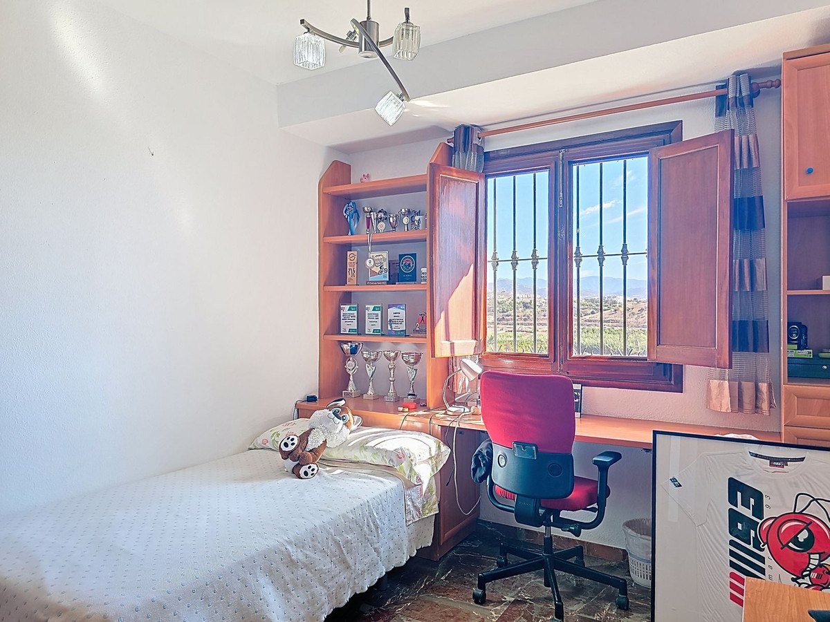 Huis te koop in Almayate | 4 slaapkamers H5160964