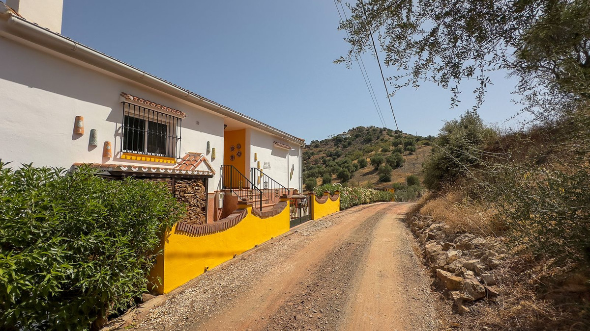 Finca - Cortijo in Almogía-9