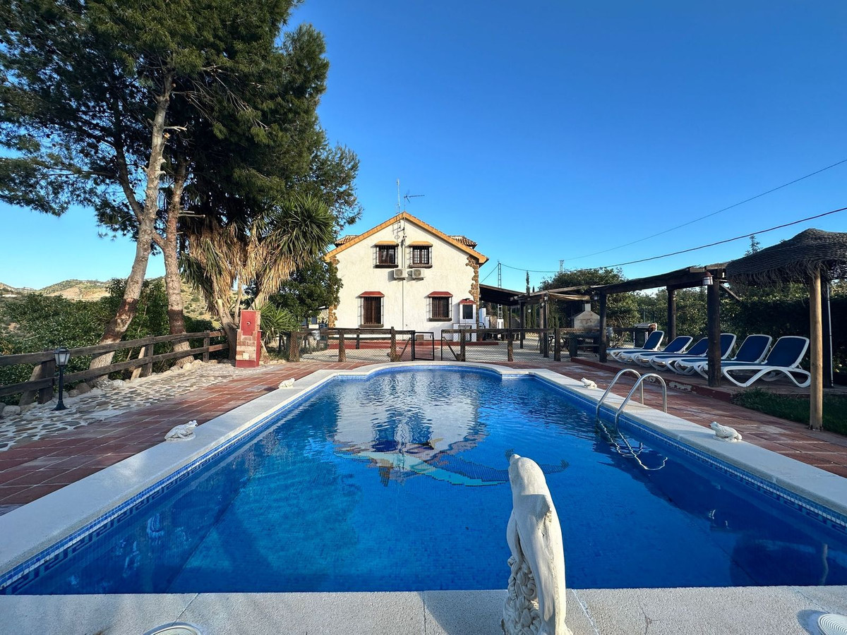 Finca - Cortijo in Almogía-1