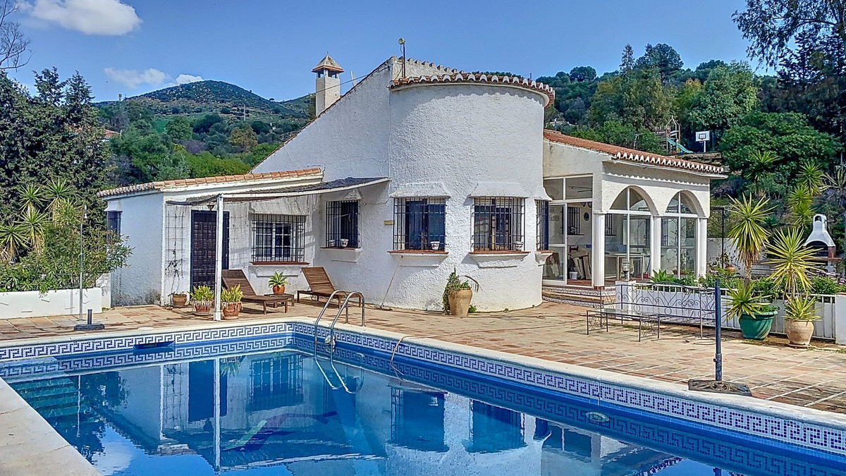 Finca - Cortijo in Almogía-1