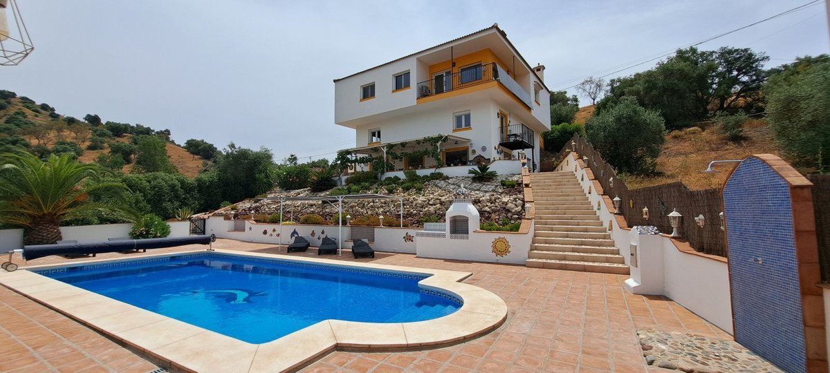 Detached Villa te koop in Almogía | 6 slaapkamers H5075527