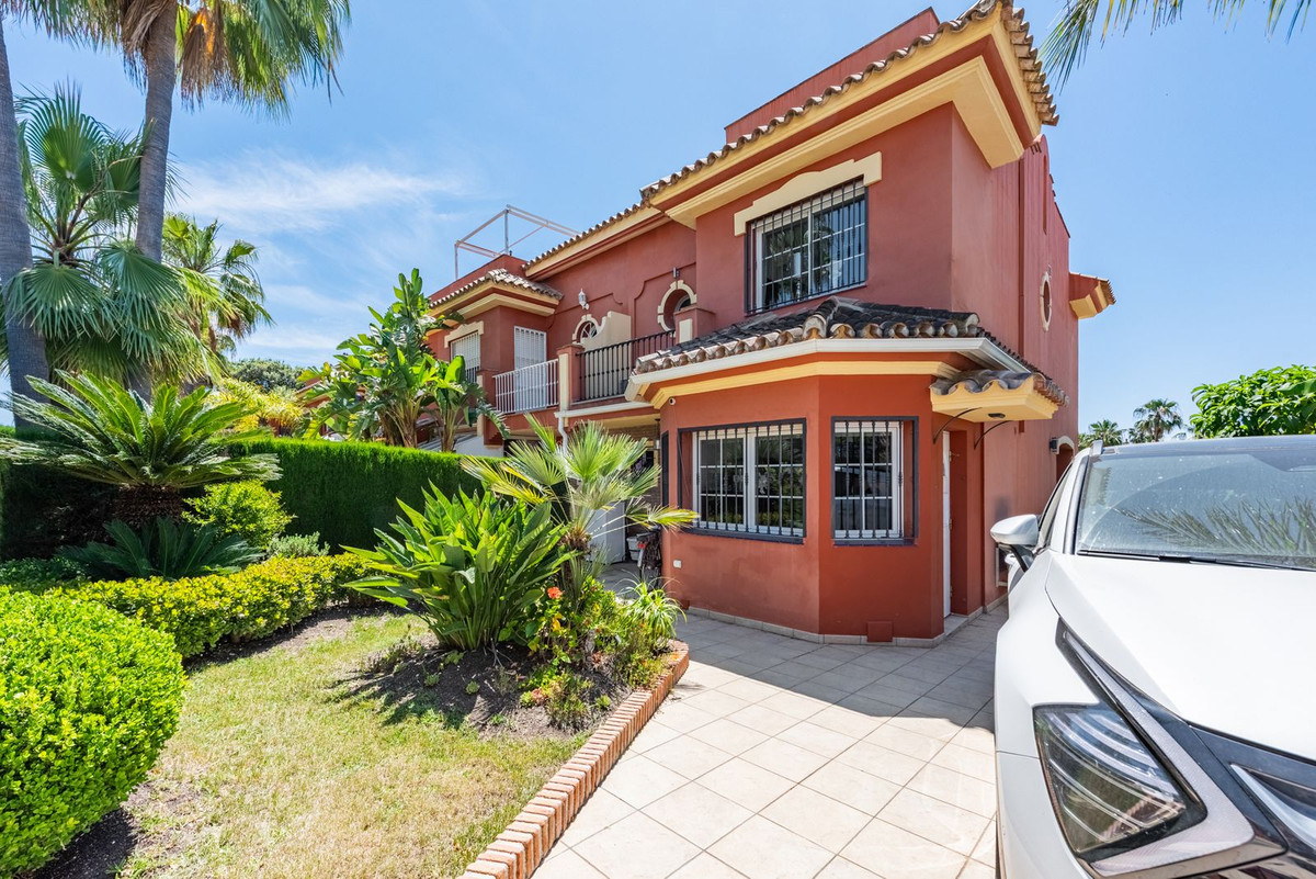 Townhouse for sale in Atalaya | 4 bedrooms H5107918