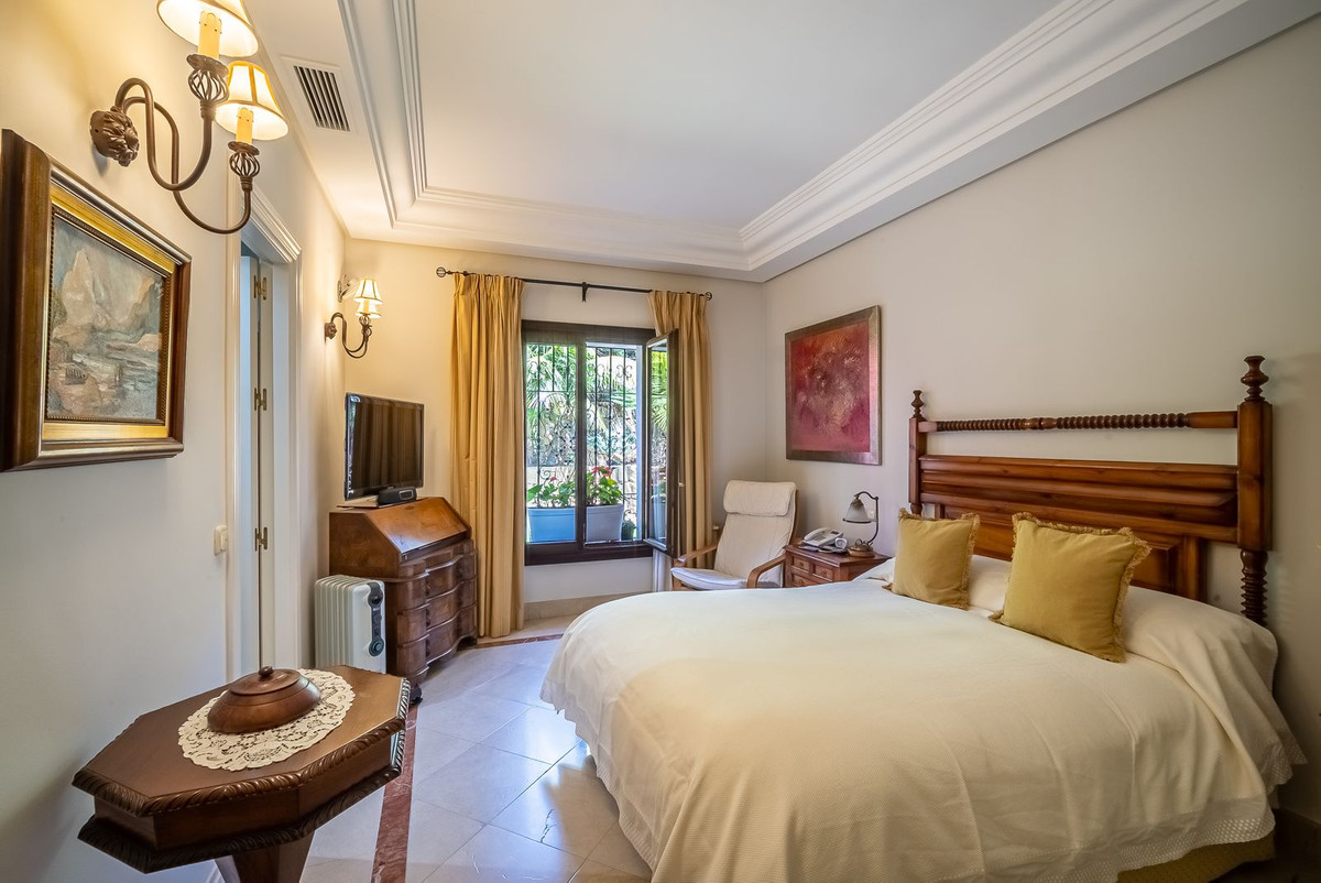 Huis te koop in Bahía de Marbella | 7 slaapkamers H4331503