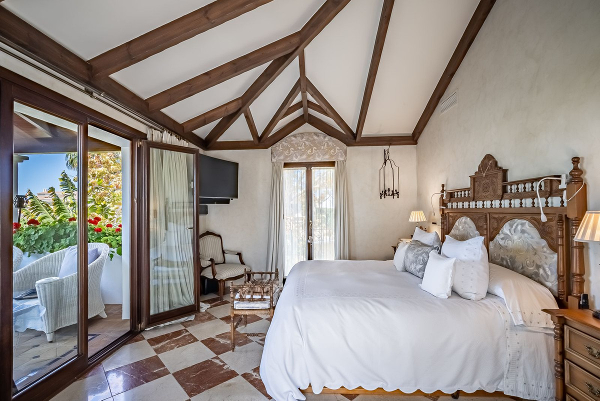 Huis te koop in Bahía de Marbella | 7 slaapkamers H4331503