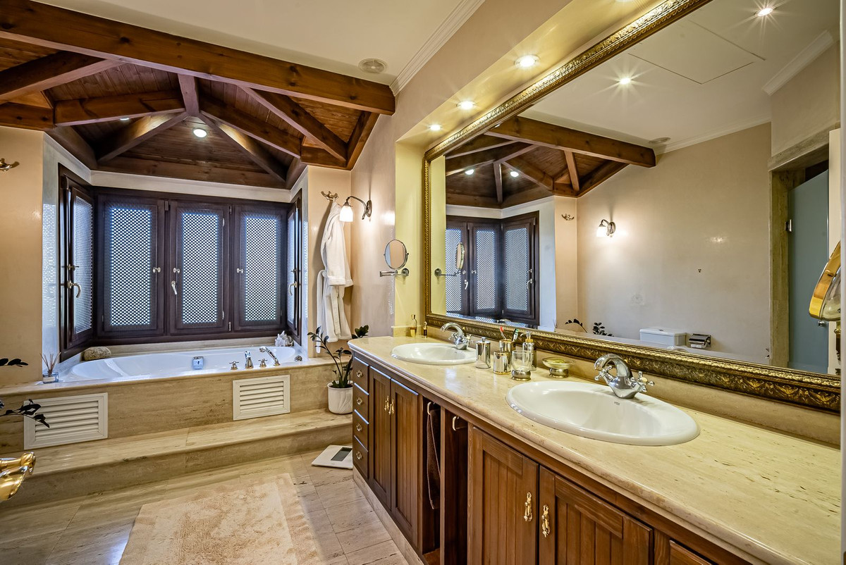 Huis te koop in Bahía de Marbella | 7 slaapkamers H4331503