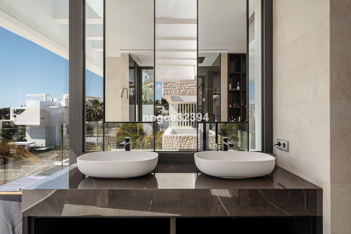 Detached Villa for sale in Benahavís | 5 bedrooms H4929013