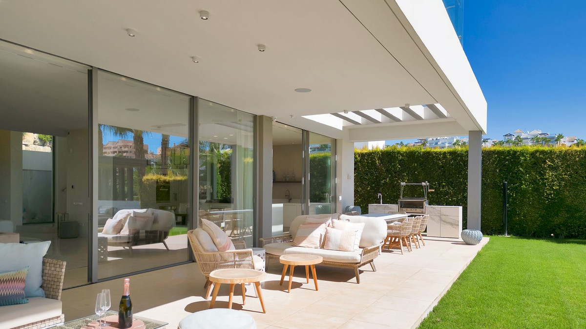 Detached Villa for sale in Benahavís | 5 bedrooms H4989610