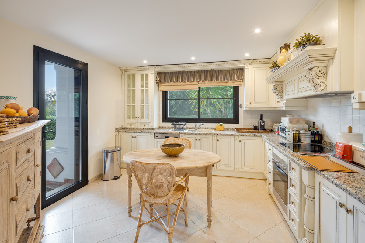 Detached Villa te koop in Benahavís | 4 slaapkamers H5068108