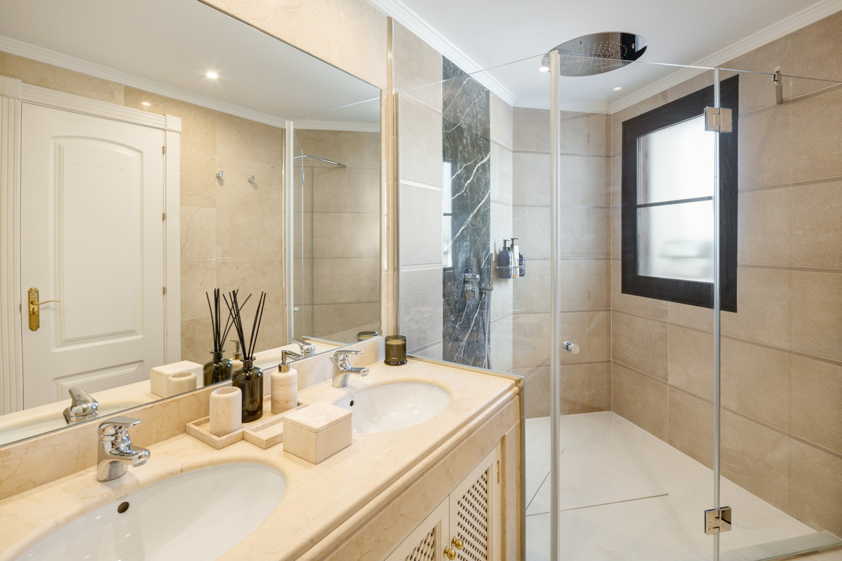 Detached Villa te koop in Benahavís | 4 slaapkamers H5068108