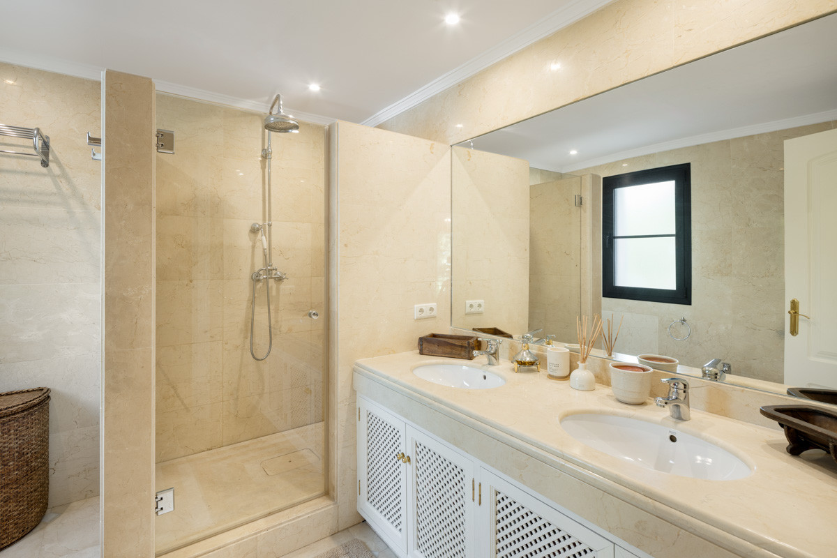 Detached Villa te koop in Benahavís | 4 slaapkamers H5068108
