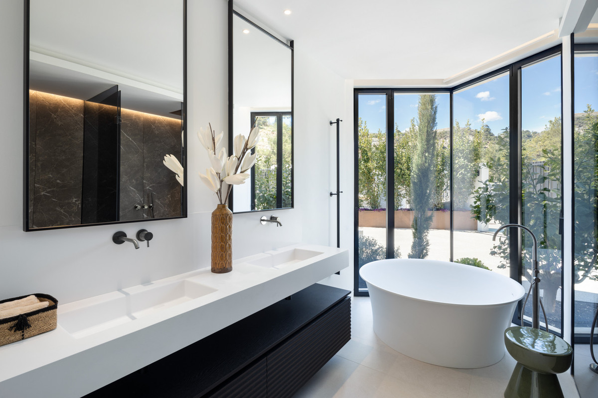 Detached Villa for sale in Benahavís | 6 bedrooms H5130058