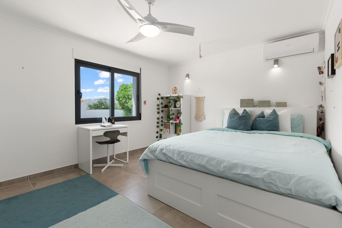 Vrijstaande Villa te koop in Busot | 4 slaapkamers H5032336