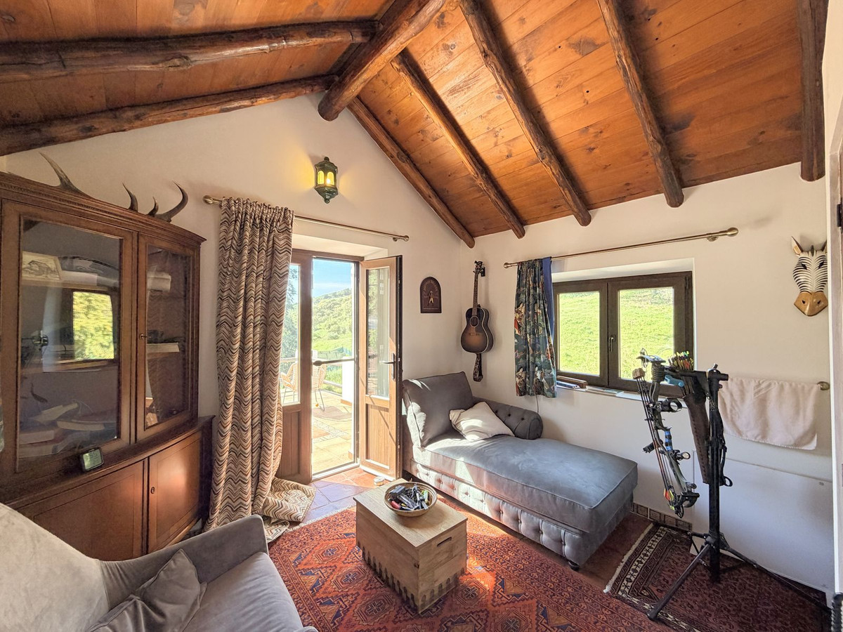 Finca - Cortijo te koop in Casares | 4 slaapkamers H5374579