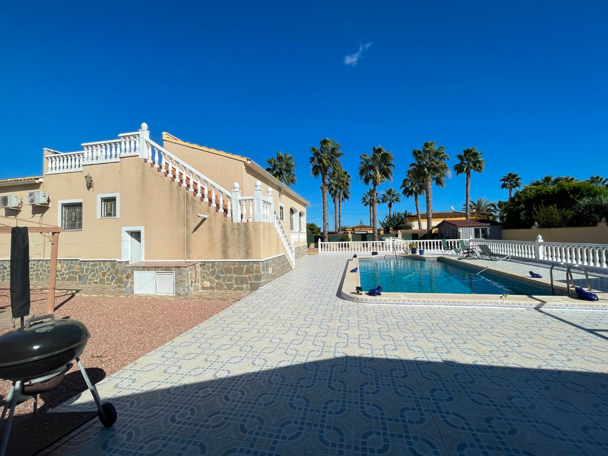 Vrijstaande Villa te koop in Catral | 4 slaapkamers H5256529