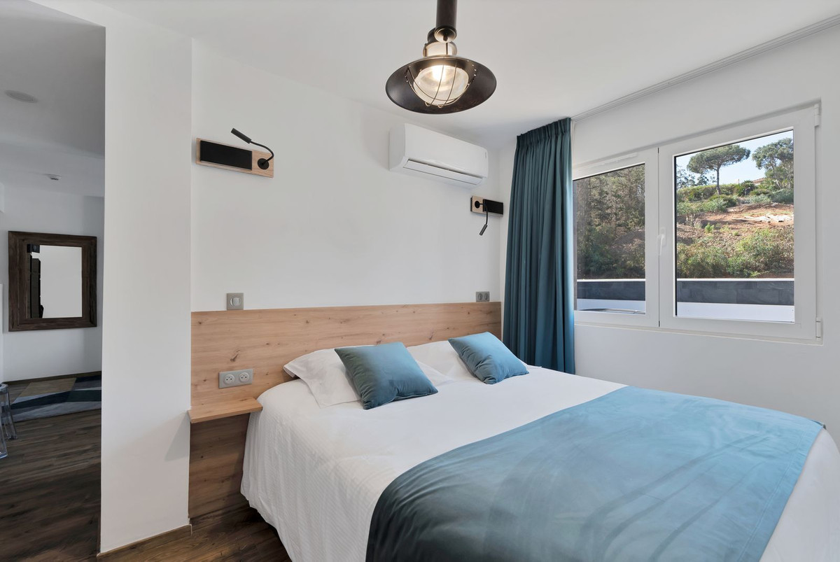 Huis te koop in El Chaparral | 16 slaapkamers H5051074