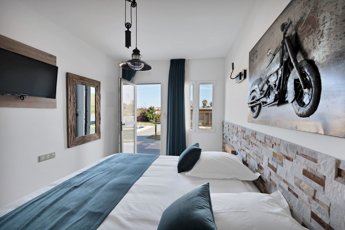 Huis te koop in El Chaparral | 16 slaapkamers H5051074