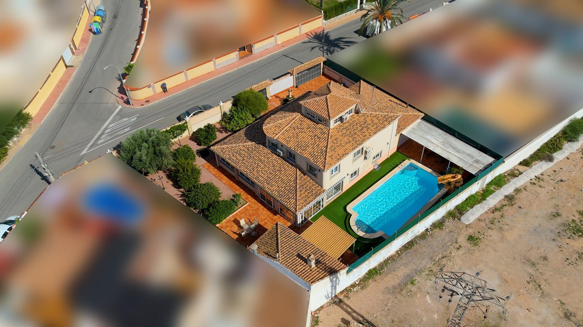Huis te koop in El Chaparral | 6 slaapkamers H5204989
