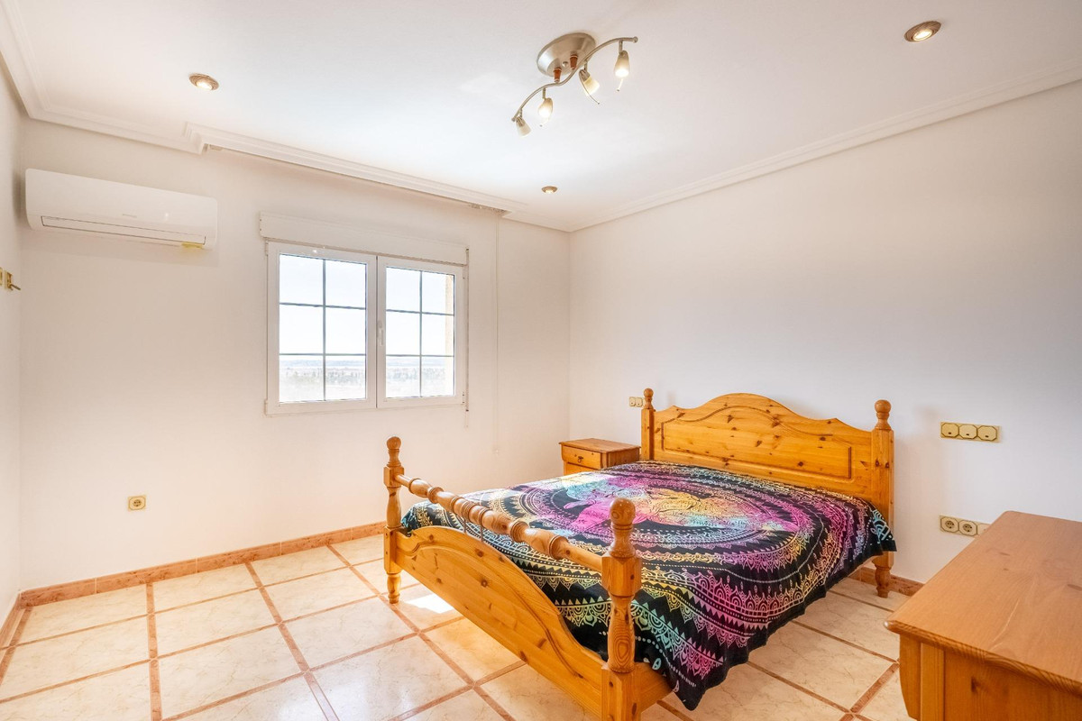 Huis te koop in El Chaparral | 6 slaapkamers H5204989