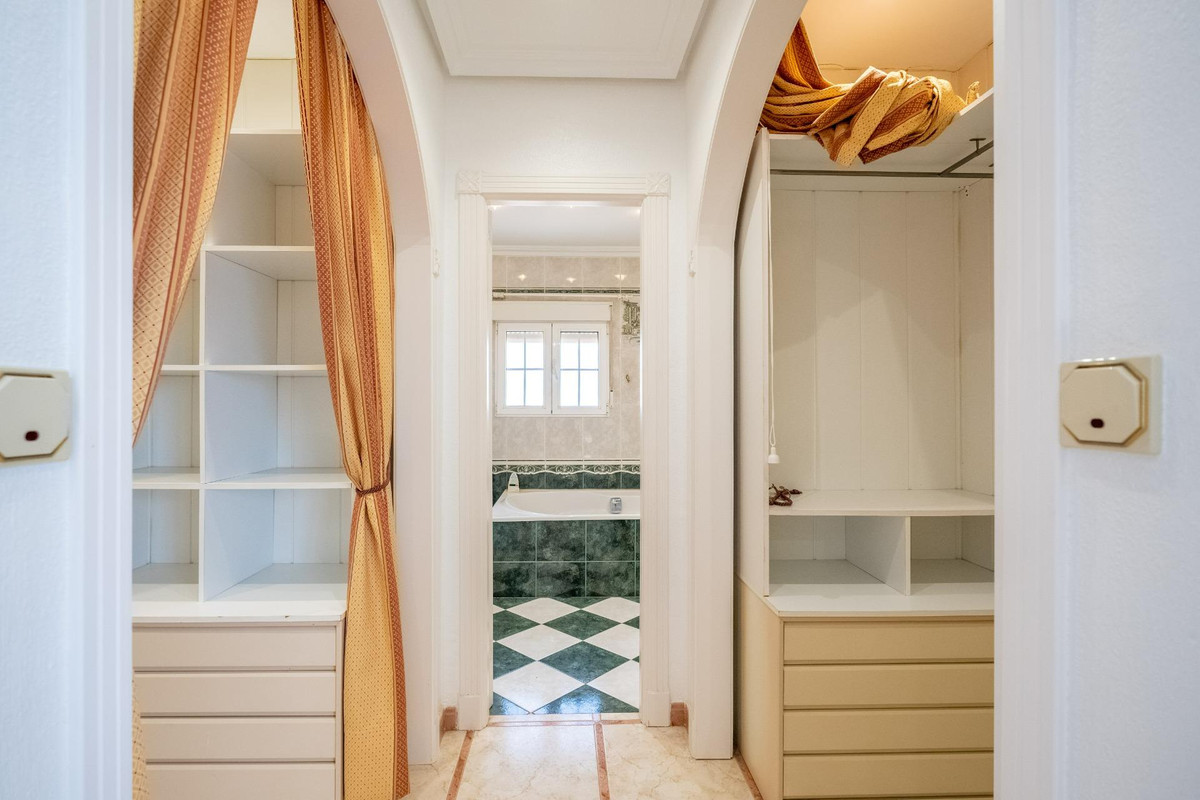 Huis te koop in El Chaparral | 6 slaapkamers H5204989