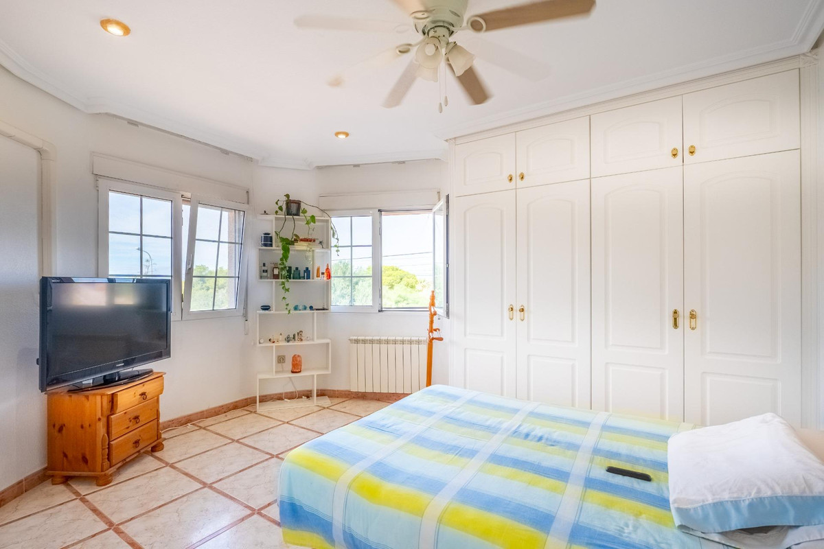 Huis te koop in El Chaparral | 6 slaapkamers H5204989