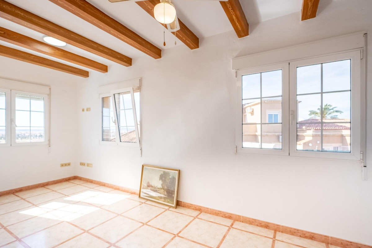 Huis te koop in El Chaparral | 6 slaapkamers H5204989