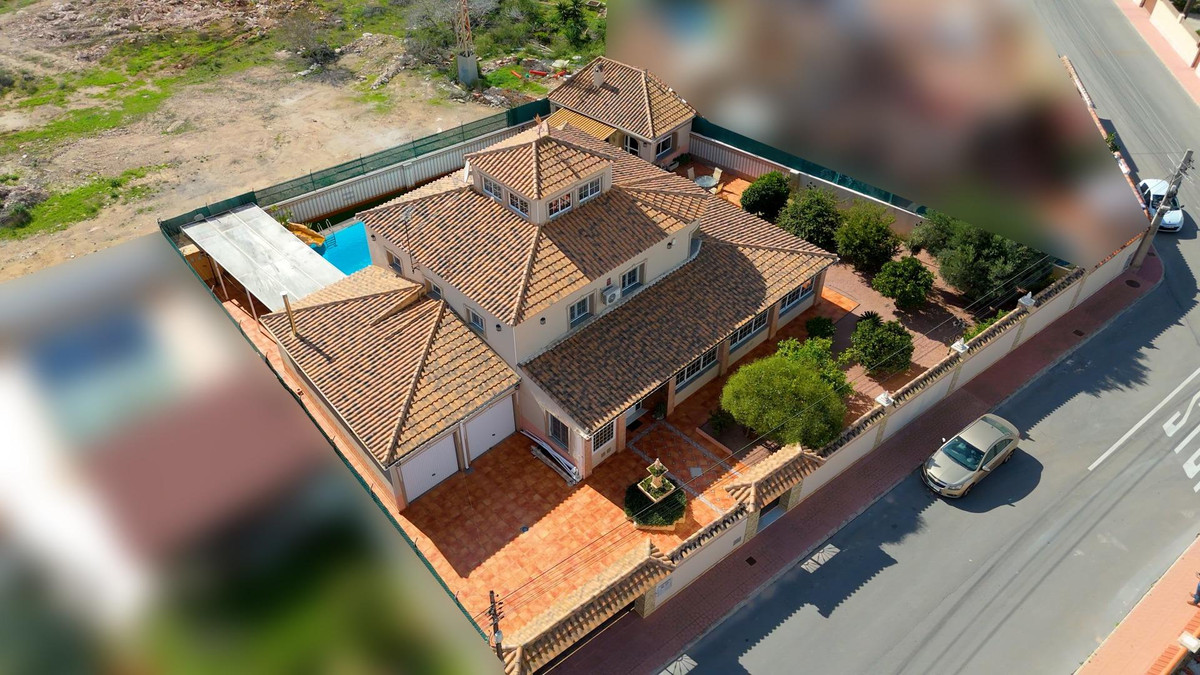 Huis te koop in El Chaparral | 6 slaapkamers H5204989