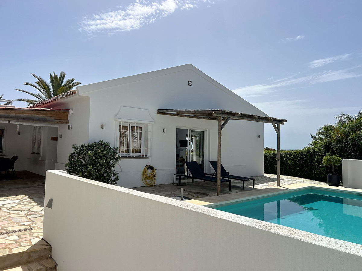 Vrijstaande Villa in El Faro-1