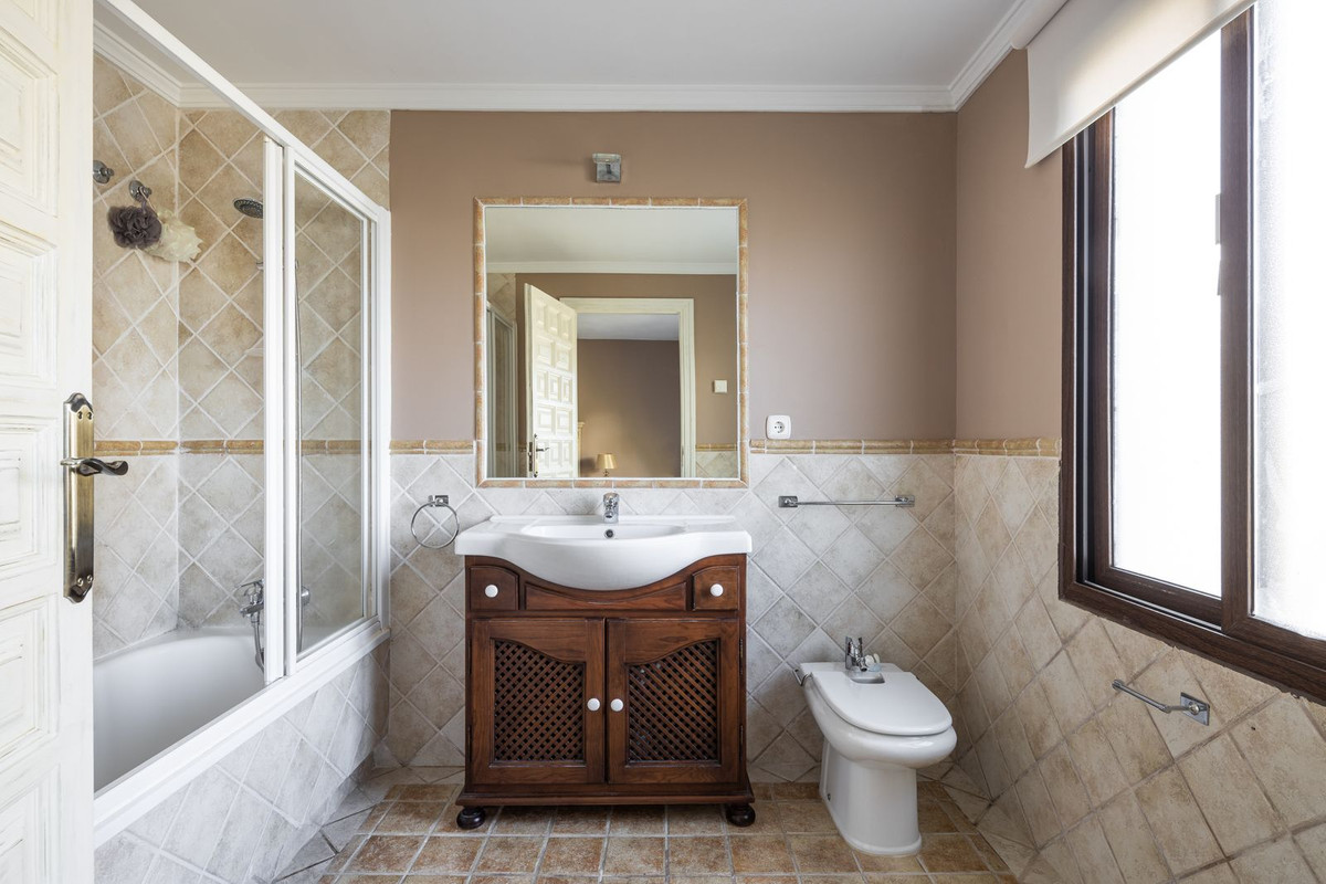 Huis te koop in El Paraiso | 6 slaapkamers H4673305