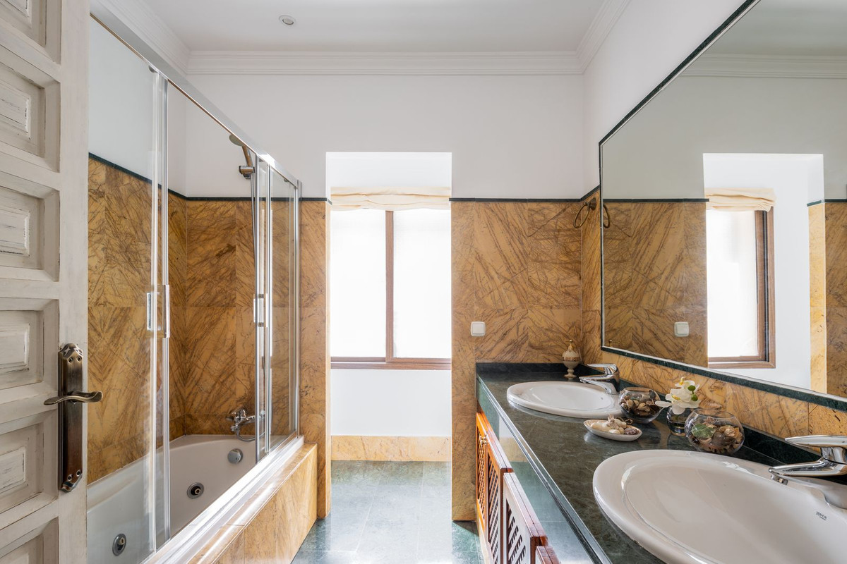 Huis te koop in El Paraiso | 6 slaapkamers H4673305