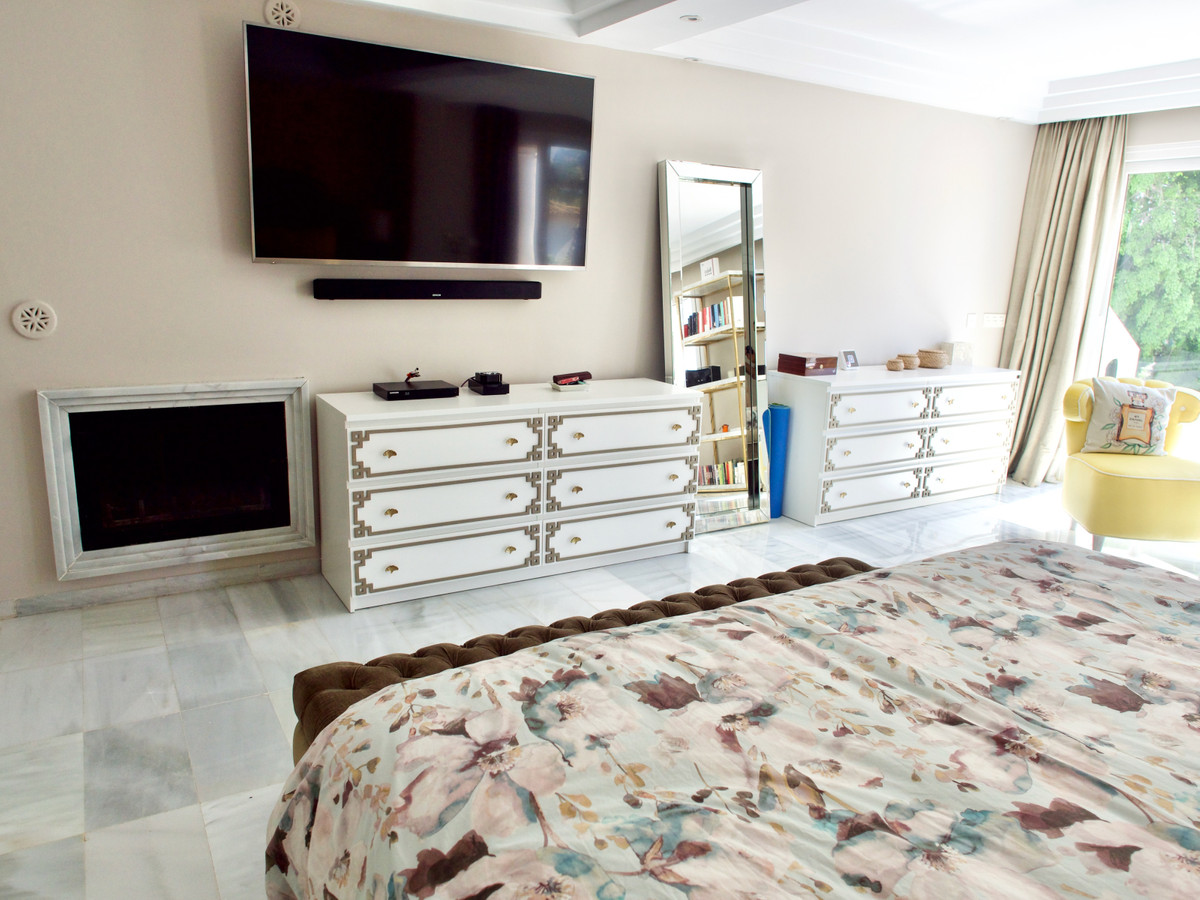 Detached Villa for sale in El Paraiso | 6 bedrooms H4676575