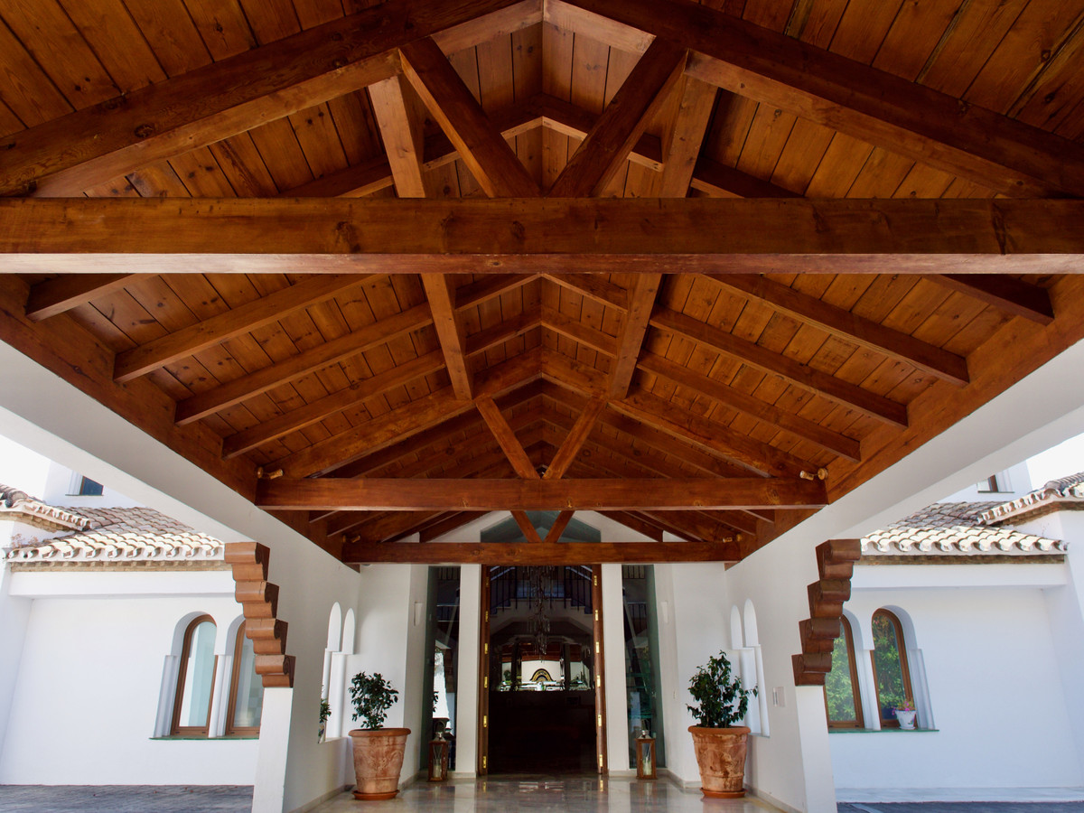 Detached Villa for sale in El Paraiso | 6 bedrooms H4676575