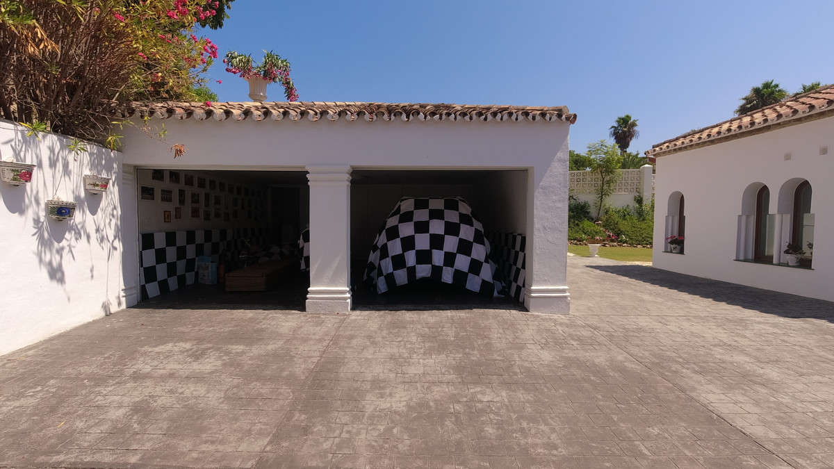 Detached Villa for sale in El Paraiso | 6 bedrooms H4676575