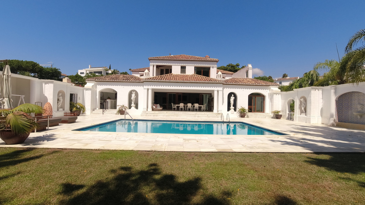Detached Villa for sale in El Paraiso | 6 bedrooms H4676575