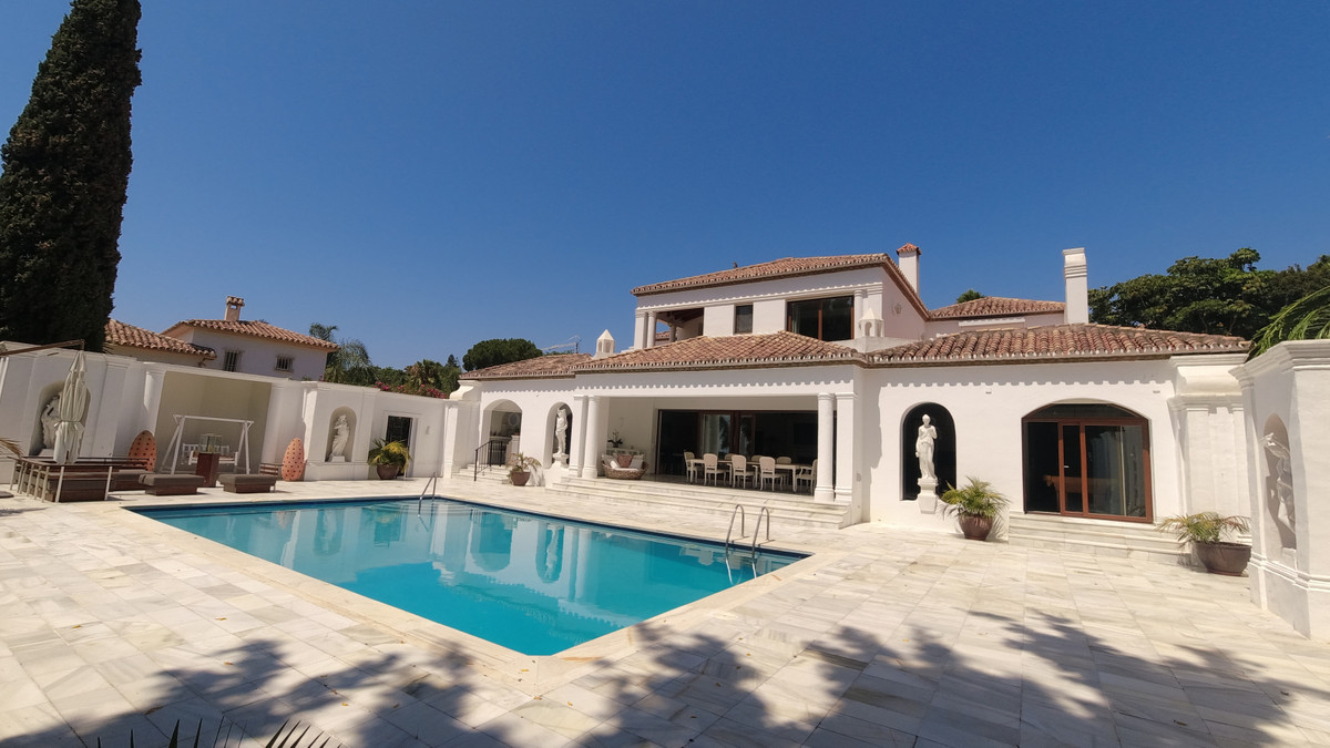 Detached Villa for sale in El Paraiso | 6 bedrooms H4676575
