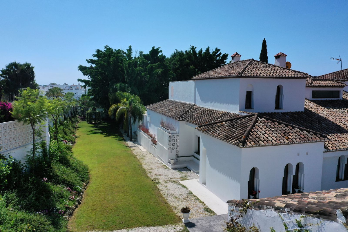 Detached Villa for sale in El Paraiso | 6 bedrooms H4676575