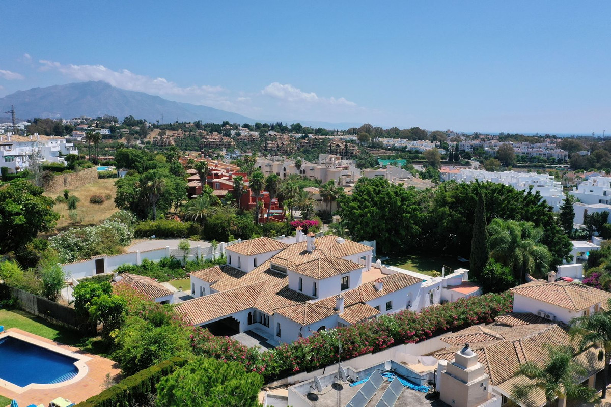 Detached Villa for sale in El Paraiso | 6 bedrooms H4676575